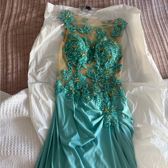 Elegant Turquoise Evening Gown - Picture 4 of 5